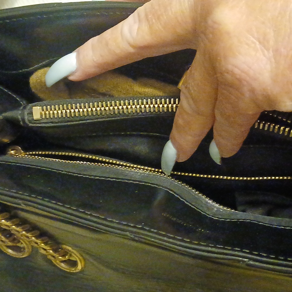 Yves Saint Laurent Black Leather Shoulder Bag with Gold Chain - Picture 7 of 8